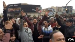 Warga di kota Karaj, provinsi Alborz melakukan protes kenaikan harga BBM (foto: dok). 