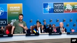 Президент України Володимир Зеленський отримує аплодисменти під час засідання Ради Україна-НАТО у Вільнюсі, Литва, 12 липня 2023 р.