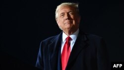 រូបឯកសារ៖ អតីត​ប្រធានាធិបតី​សហរដ្ឋ​អាមេរិក​ លោក Donald Trump ទៅ​ចូលរួម​ការ​ជួបជុំ​ក្រុម​អ្នកគាំទ្រ​លោក​នៅ​ក្រុង Swanton រដ្ឋ Ohio ថ្ងៃទី២១ ខែកញ្ញា ឆ្នាំ២០២០។