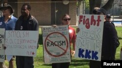 Người biểu t&#236;nh đối kh&#225;ng cầm biểu ngữ chống Ku Klux Klan tại Anaheim, California, ng&#224;y 27/2/2016.