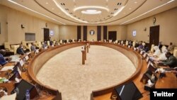 Le compte Twitter officiel du Premier ministre soudanais le 3 août 2021, montre des membres du cabinet assistant à une réunion dans la capitale Khartoum.