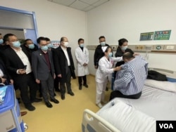 ภาพที่กระทรวงยุติธรรมไทยระบุว่า เผยแพร่โดยสถานทูตจีนในไทย และแสดงให้เห็นการดูแลชาวอุยกูร์ที่ถูกส่งตัวกลับจีน