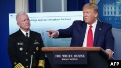 Tổng thống Donald Trump trong một cuộc họp b&#225;o tại Nh&#224; Trắng về virus corona.