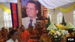 រូបឯកសារ៖ ពិធីបុណ្យ​គម្រប់ខួប ១០០ ថ្ងៃ​ សព​លោក កែម ឡី កាល​ពី​ឆ្នាំ​២០១៦។ (ហ៊ុល រស្មី/វីអូអេ)