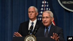 Anthony Fauci se dirige a los periodistas ante la atenta mirada del vicepresidente Mike Pence, durante una rueda de prensa celebrada en la sede del departamento de Salud.