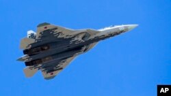 Jet Sukhoi Su-57 Angkatan Udara Rusia terbang di atas Lapangan Merah saat parade militer di Moskow, Rusia, sebagai ilustrasi. (Foto: AP)