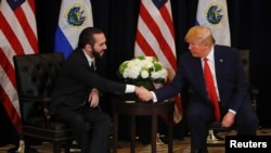 ARCHIVO: Nayib Bukele, presidente de El Salvador y Donald Trump, presidente de Estados Unidos, en un encuentrola ONU el 25 de septiembre de 2019.