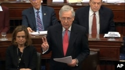Pemimpin mayoritas di Senat AS, Senator Mitch McConnell berbicara pada sidang senat AS (foto: dok). 