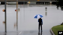 Genangan banjir akibat hujan deras di San Antonio, negara bagian Texas, AS (25/5). (AP/Eric Gay)