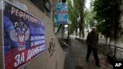 Poster kampanye referendum yang bertuliskan "Referendum 11 Mei, YA untuk Republik Rakyat Donetsk" di Slovyansk, Ukraina Timur (10/5). (AP/Dako Vojinovic)