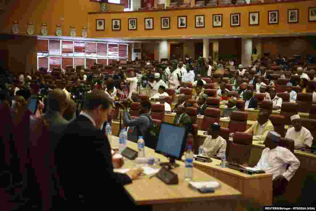 Jama'a Na Sauraren Bayanai A Lokacin Da Ake Gudanar Da Taron Gaggawa Na Ma'aikatar Lafiya Akan Shawo Kan Cutar Zazzabin Lassa A Abuja Najeriya, Janairu 19, 2016. &nbsp;