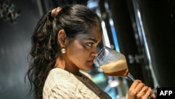 ไอชวาร์ยา ริตติ นักบ่มเบียร์ ที่เมืองบังกาลอร์ 25 ก.พ. 2025