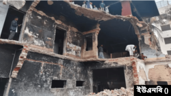 ধানমন্ডি ৩২ নাম্বার বাড়ি ভাঙার ষষ্ঠ দিনেও থামেনি মানুষের ঢল। 