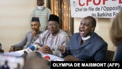 Le candidat à la présidence du Burkina Faso Tahirou Barry (à gauche), Ablasse Ouedraogo (2e à gauche) et Zephirin Diabre (à droite) donnent une conférence de presse pour dénoncer la "fraude massive" à Ouagadougou, le 21 novembre 2020.