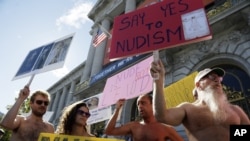 La ordenanza permitirá el nudismo durante ferias y desfiles en calles previamente autorizadas.