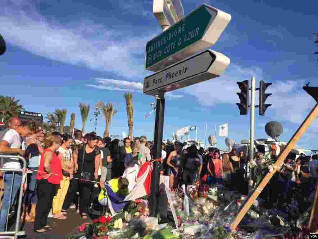 People gather and lay down flowers and mementos in honor of the Bastille Day truck attack victims, July 15, 2016. (Photo: VOA Persian Service)