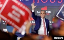 មេដឹកនាំ​គណបក្ស​សាធារណរដ្ឋ​ក្នុង​រដ្ឋសភាលោក Kevin McCarthy គ្រវី​ដៃ​ទៅ​កាន់​ក្រុម​អ្នក​គាំទ្រ​នៅ​ក្នុង​រដ្ឋធានី​វ៉ាស៊ីនតោន ថ្ងៃទី ៩ ខែវិច្ឆិកា ឆ្នាំ២០២២។