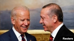 AQSh Vitse-prezidenti Jo Bayden (chapda) va Turkiya Prezidenti Rajab oyib Erdog'an, Istanbul, 22-noyabr, 2014-yil