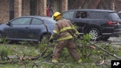 Un bombero limpia escombros después de las fuertes tormentas que azotaron la región en Slidell, Luisiana, el miércoles 10 de abril de 2024.