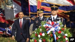 President Barack Obama (l) participates in a wreath-laying ceremony on Veterans Day at the Arlington National Cemetery in Virginia, Nov 11, 2011