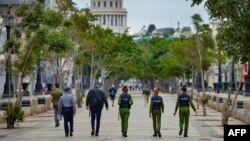 Funcionarios policiales caminan por El Paseo del Prado en La Habana, Cuba, el 15 de noviembre de 2021.