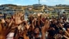 FILE PHOTO: Pengungsi Rohingya mengulurkan tangan untuk menerima bantuan yang didistribusikan oleh organisasi lokal di kamp pengungsi sementara Balukhali di Cox's Bazar, Bangladesh, 14 September 2017. (Foto: Reuters / Denmark Siddiqui)