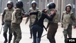 Pasukan keamanan Mesir menangkap demonstran anti-pemerintah di Kairo (23/12). Mesir setuju untuk menghentikan penggerebekan atas kantor LSM pro-demokrasi.