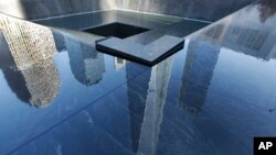 Bayangan gedung World Trade Center Stair di salah satu kolam Memorial 9/11 di New York.