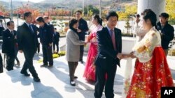 Para anggota legislatif dari Korea Selatan disambut oleh para penerima tamu dari Korea Utara setibanya mereka di komplek industri bersama Kaesong, Korea Utara, 30/10/2013.