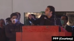 د پاکستان پیپلز ګوند مشر بلاول بھټو زرداری ویلي چې پاکستان ډېموکرېټک مومنټ، پي ډي اېم، مشران په خپلو کې مشاورت کوي او د هغه په قول غیر اییني او غیر قانوني فیصلہ بہ پہ عدالت کې چیلنج کوي