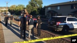 Nhà chức trách bên ngoài ký túc xá sinh viên ở Flagstaff, Arizona, thứ Sáu ngày 9/10/ 2015.