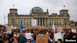 Münih'teki protesto eylemine 200 binden fazla kişi katıldı. 