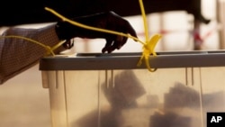 A southern Sudanese voter cast his vote in an almost empty voting station in Juba during the last day of a week long referendum, 15 Jan 2011