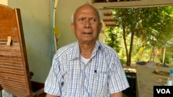 រូបឯកសារ៖ លោក​ មាស មុត​ អតីត​មេបញ្ជាការ​កងទ័ព​ជើង​ទឹក​របស់​របប​ខ្មែរក្រហម​ ដែល​រឿងក្តី​របស់​លោកកំពុង​បន្តទៅមុខ​ទាំង​ភាព​មិន​ច្បាស់​លាស់​​នៅសាលាក្តី​ខ្មែរក្រហម​ អង្គុយនៅក្នុង​​​គេហដ្ឋាន​របស់​​លោក​នៅស្រុក​សំឡូត ខេត្តបាត់​ដំបង ថ្ងៃ​ទី​១៦ ខែ​ធ្នូ​ ឆ្នាំ​២០១៩​។ (សុខ ខេមរា/វីអូអេ)