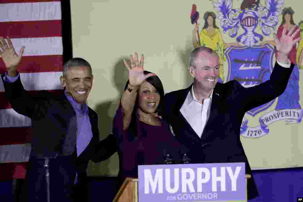 L'ancien président Barack Obama, à gauche, s&rsquo;affiche avec la candidate démocrate Sheila Oliver, gouverneur du New Jersey, et le candidat au poste de gouverneur, Phil Murphy, à Newark, NJ, 19 octobre 2017.