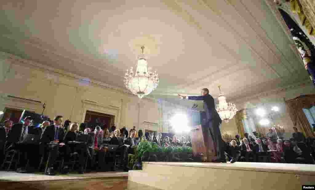 U.S. President Barack Obama addresses reporters during a news conference saying that the Republican victories Tuesday in the midterm elections are a sign Americans want Washington &quot;to get the job done,&quot; in the East Room of the White House in Washington, Nov. 5, 2014. 