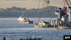 Tàu du lịch bị chìm được trục vớt lên từ sông Volga, ngày 23/7/2011