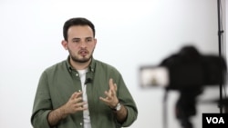 На 1-ви јуни, судот во Баку го приведе Фарид Мехрализада за „заговор за шверц на девизи“ во врска со случајот против медиумот „Абзас Медиа“. Мехрализада и „Абзас Медиа“ велат дека тој никогаш не работел таму. (Парвана Бајрамова/Гласот на Америка)