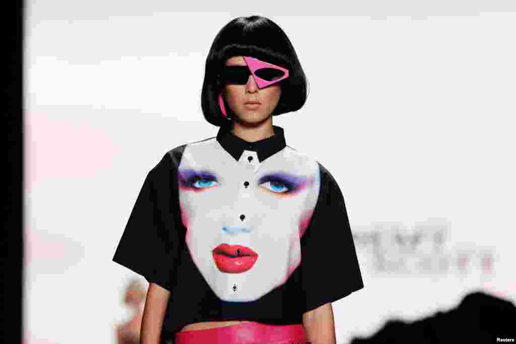 Seorang model mengenakan busana musim semi/panas 2017 pada acara New York Fashion Week di Manhattan, New York.