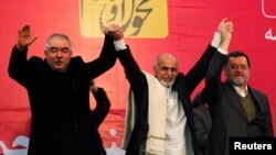 Afg'onistondagi o'zbeklar yetakchisi general Abdurashid Do'stum (chapda) prezidentlikka nomzod Ashraf G’ani Ahmadzay (markazda) bilan, Kobul, Afg'oniston.