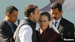 Rahul Gandhi, pnouvellement élu résident du principal parti de l'opposition, a embrassé le front de sa mère et leader du parti, Sonia Gandhi, après une prise de fonction lors d'une cérémonie au siège du parti à New Delhi, en Inde, le 16 décembre 2017.