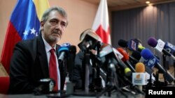 El presidente de la Federación Internacional de la Cruz Roja, Francesco Rocca, dijo que "nosotros no aceptamos, ni podremos nunca aceptar que mueran niños por falta de luz. 