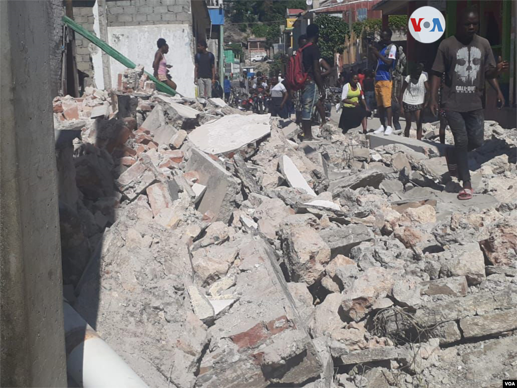 El terremoto, que ocurrió alrededor de las 08:30 hora local, golpeó fuertemente las locaciones lejos de la capital, pero se sintió con fuerza en Puerto Príncipe.