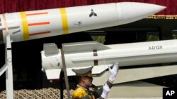 Iranske rakete na paradi u Teheranu (Foto: AP/Vahid Salemi)