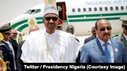 Le président de la Mauritanie, Mohammed Ould Abdel Aziz, à droite, accueille son homologue nigérian Muhammadu Buhari en prélude à la 31ème session du Sommet, à Nouakchott, Mauritanie, 1er juillet 2018. (Twitter/Presidency Nigeria)