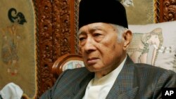 Mantan Presiden Indonesia (Alm.) Soeharto di kediamannya di Jakarta, pada 24 Oktober 2006. (Foto: dok). 