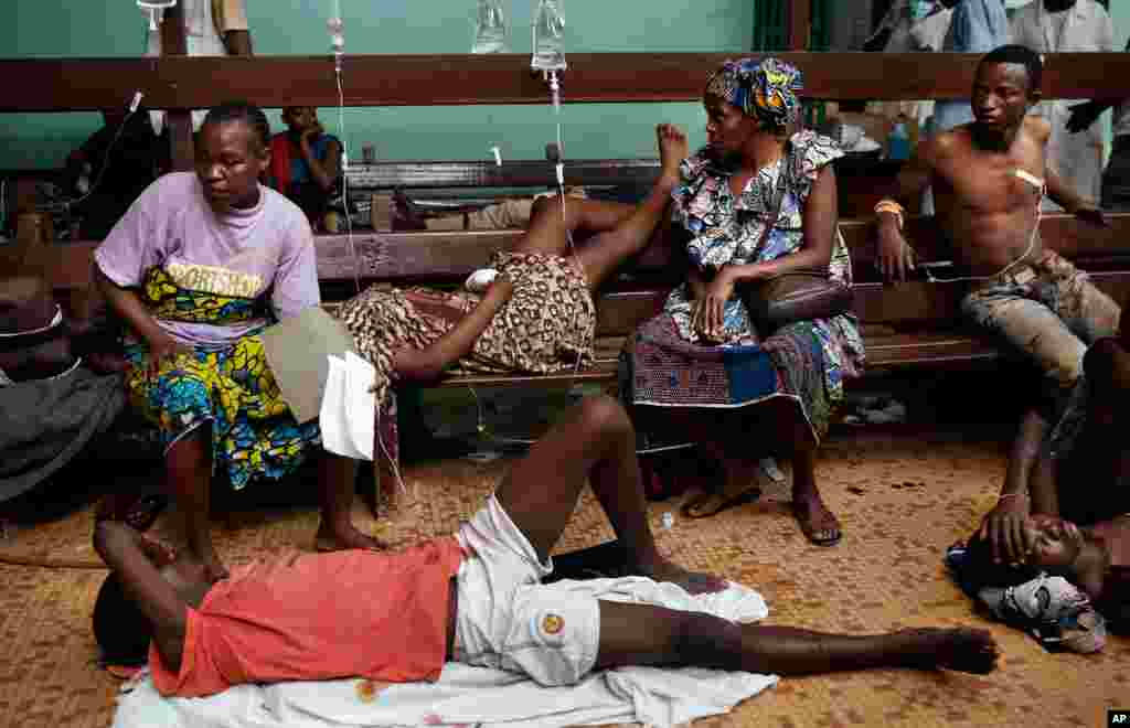 Civilians wait for further treatment at Bangui's hospital, Bangui, Central African Republic, Dec. 5, 2013.