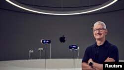 CEO Apple Tim Cook memperkenalkan perangkat Apple terbaru yang diberi nama Apple Vision Pro dalam sebuah acara di Apple Park di Cupertino, California, pada 5 Juni 2023. (Foto: Brooks Kraft/Apple Inc./Handout via Reuters)