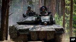 Tentara Ukraina dari brigade ke-57 mengendarai kendaraan tempur Swedia di dekat medan pertempuran di wilayah Kharkiv, Ukraina, pada 18 Juni 2024. (Foto: AP/Andrii Marienko)