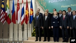 ASEAN foreign ministgers pose for group photo in Phnom Penh, Cambodia, July 12, 2012. 